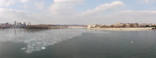 D.C. Police warn residents to stay off the icy Potomac River as deep cold persists